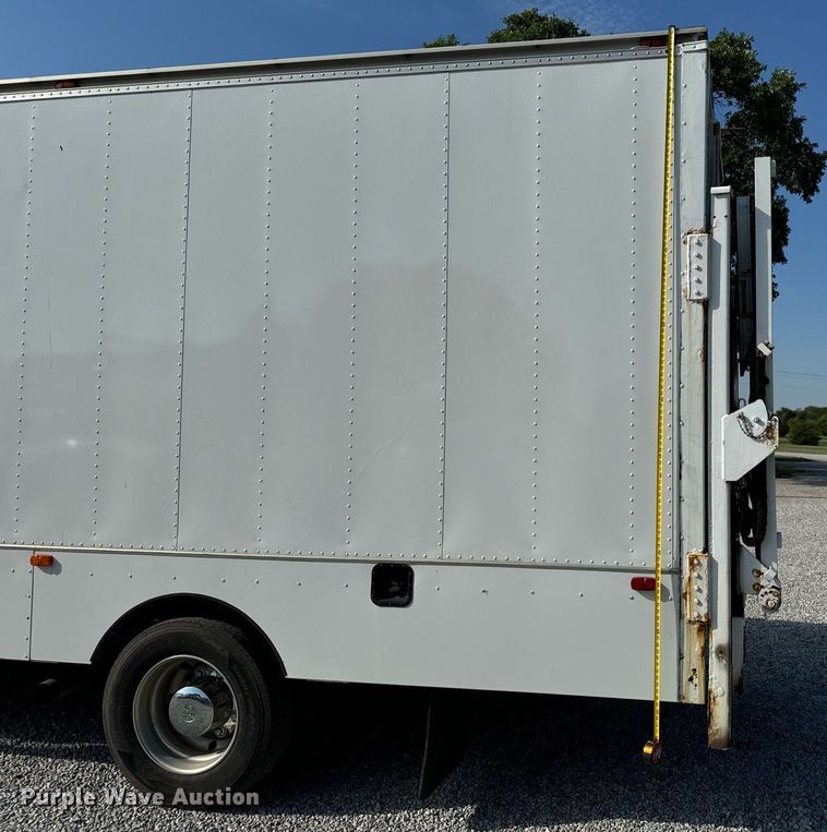 image for item MV9031 2005 GMC C5500 delivery truck