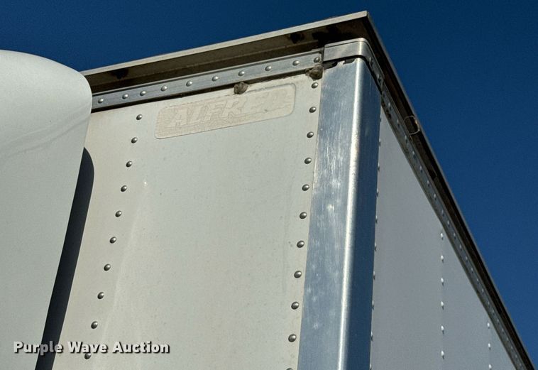 image for item MV9031 2005 GMC C5500 delivery truck