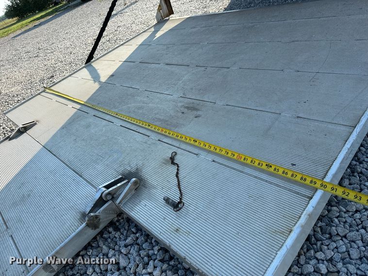 image for item MV9031 2005 GMC C5500 delivery truck