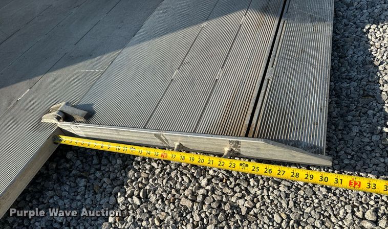 image for item MV9031 2005 GMC C5500 delivery truck