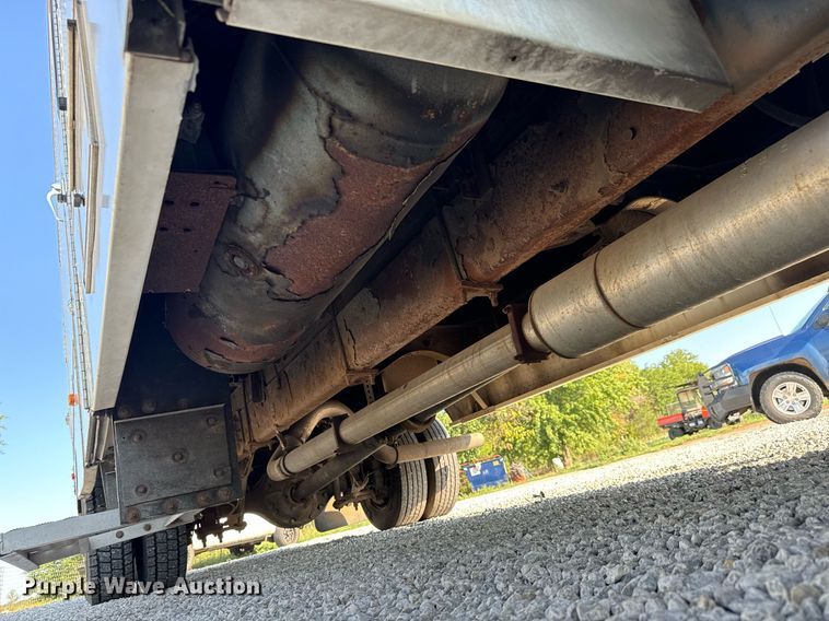 image for item MV9031 2005 GMC C5500 delivery truck