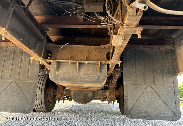 image for item MV9031 2005 GMC C5500 delivery truck