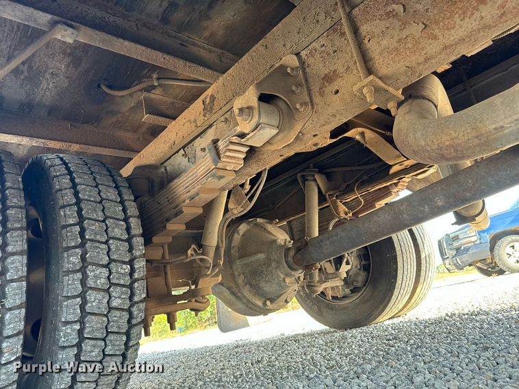 image for item MV9031 2005 GMC C5500 delivery truck