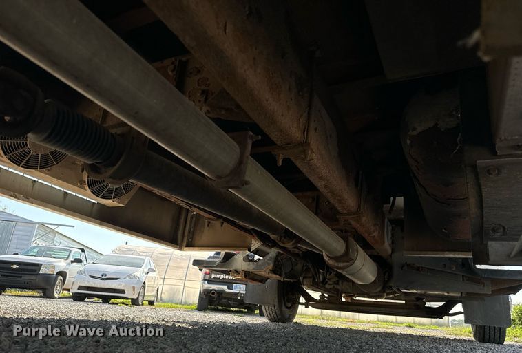 image for item MV9031 2005 GMC C5500 delivery truck