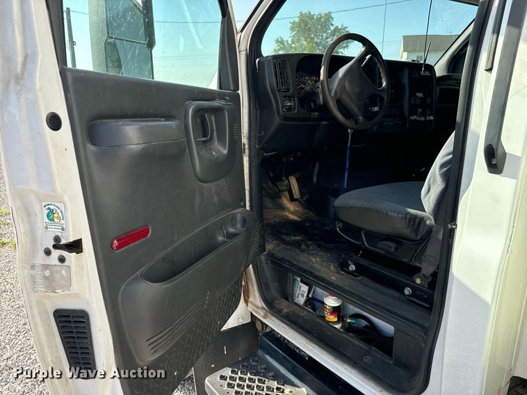 image for item MV9031 2005 GMC C5500 delivery truck