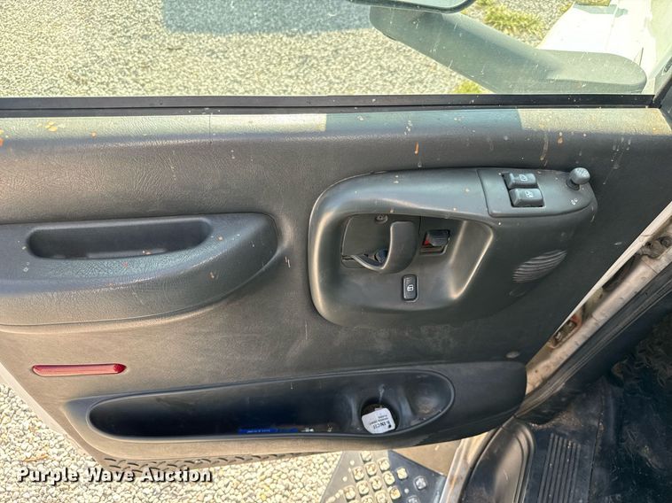 image for item MV9031 2005 GMC C5500 delivery truck