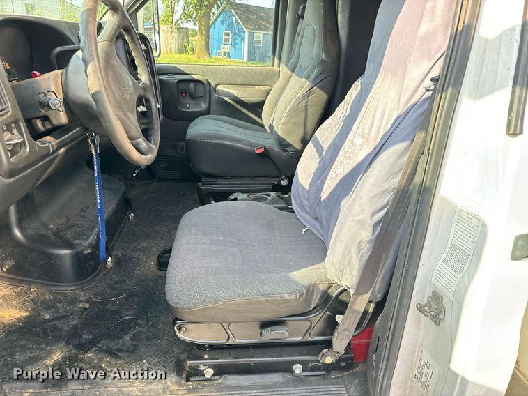 image for item MV9031 2005 GMC C5500 delivery truck