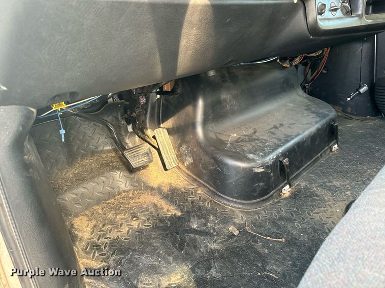 image for item MV9031 2005 GMC C5500 delivery truck