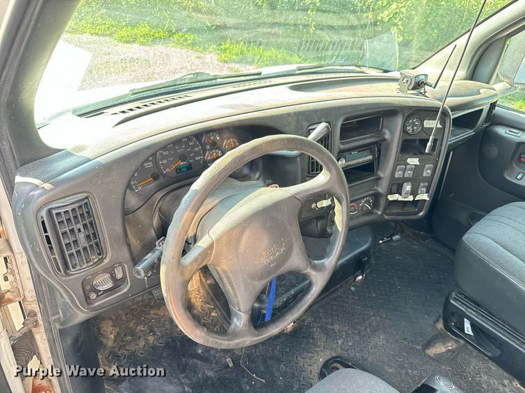 image for item MV9031 2005 GMC C5500 delivery truck