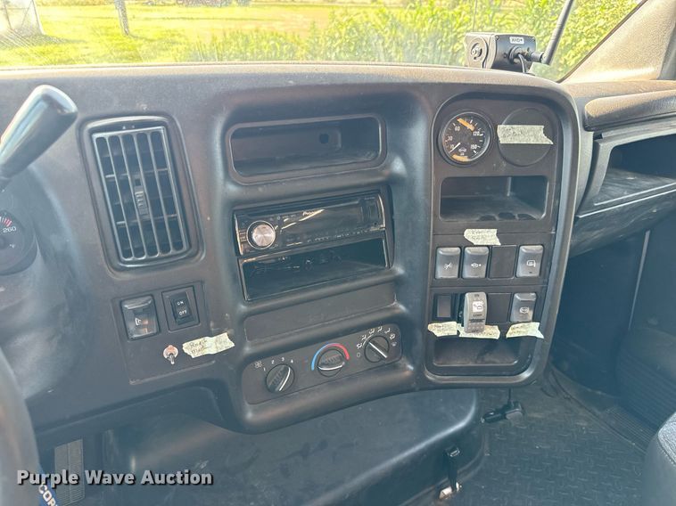 image for item MV9031 2005 GMC C5500 delivery truck