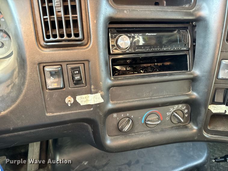 image for item MV9031 2005 GMC C5500 delivery truck