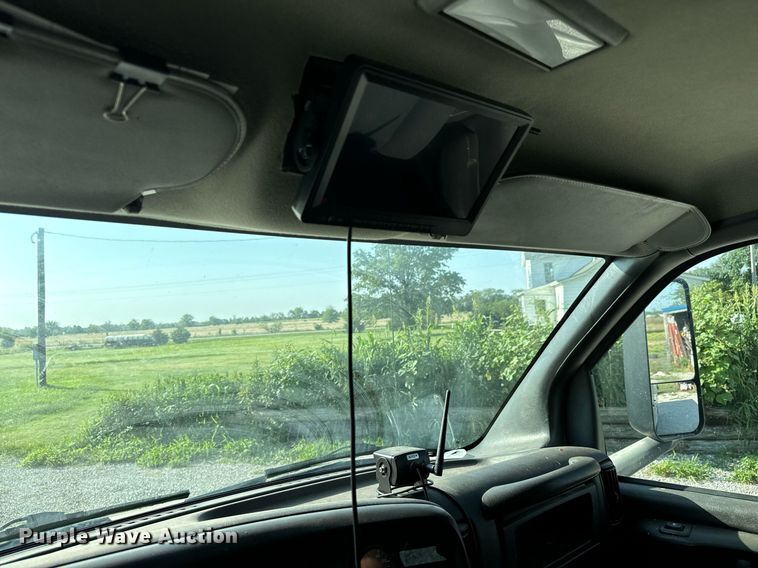 image for item MV9031 2005 GMC C5500 delivery truck