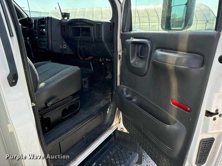 image for item MV9031 2005 GMC C5500 delivery truck