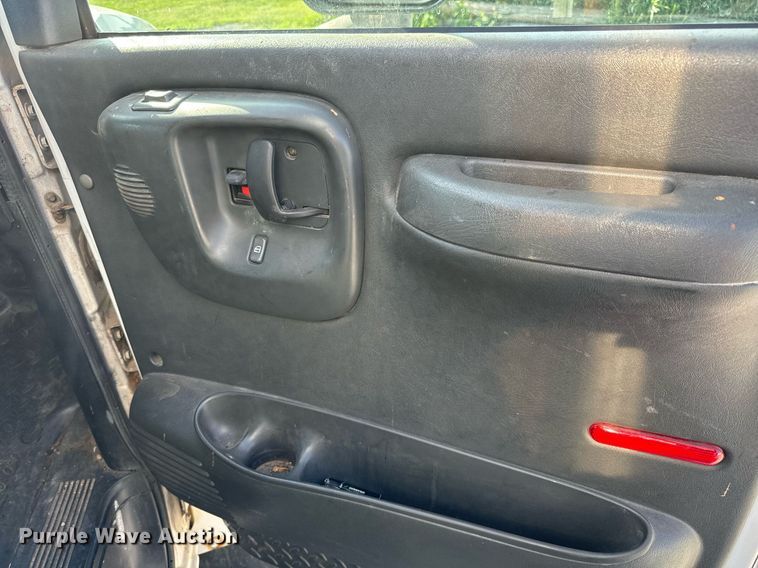 image for item MV9031 2005 GMC C5500 delivery truck