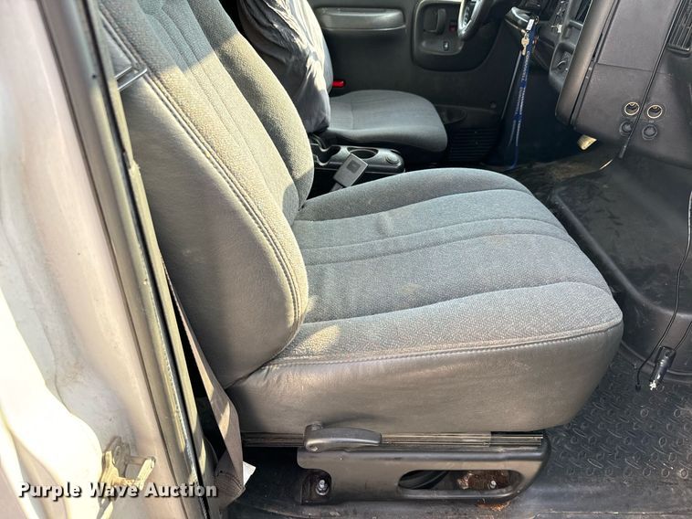 image for item MV9031 2005 GMC C5500 delivery truck