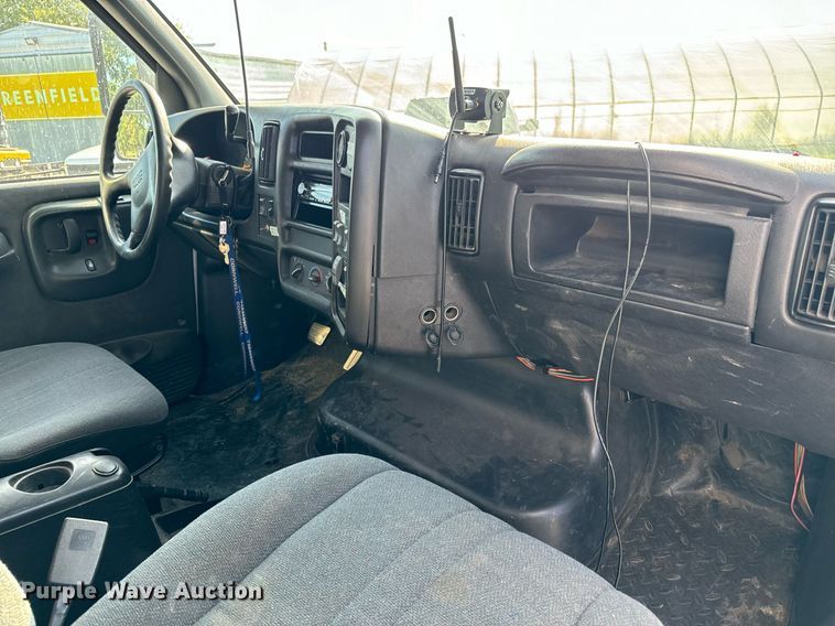 image for item MV9031 2005 GMC C5500 delivery truck