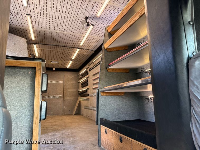 image for item MV9031 2005 GMC C5500 delivery truck