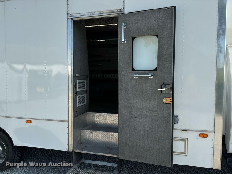 image for item MV9031 2005 GMC C5500 delivery truck