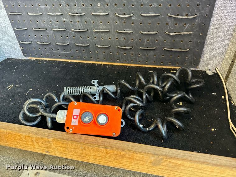 image for item MV9031 2005 GMC C5500 delivery truck