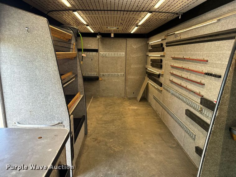 image for item MV9031 2005 GMC C5500 delivery truck