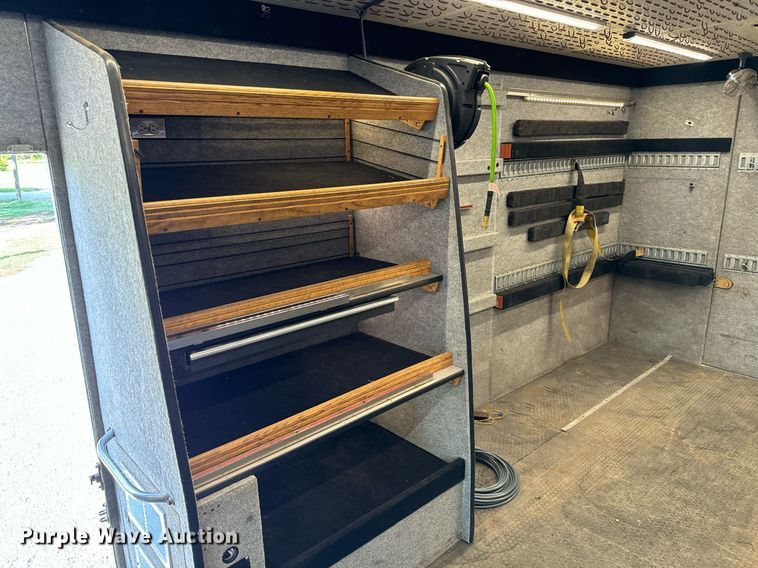 image for item MV9031 2005 GMC C5500 delivery truck