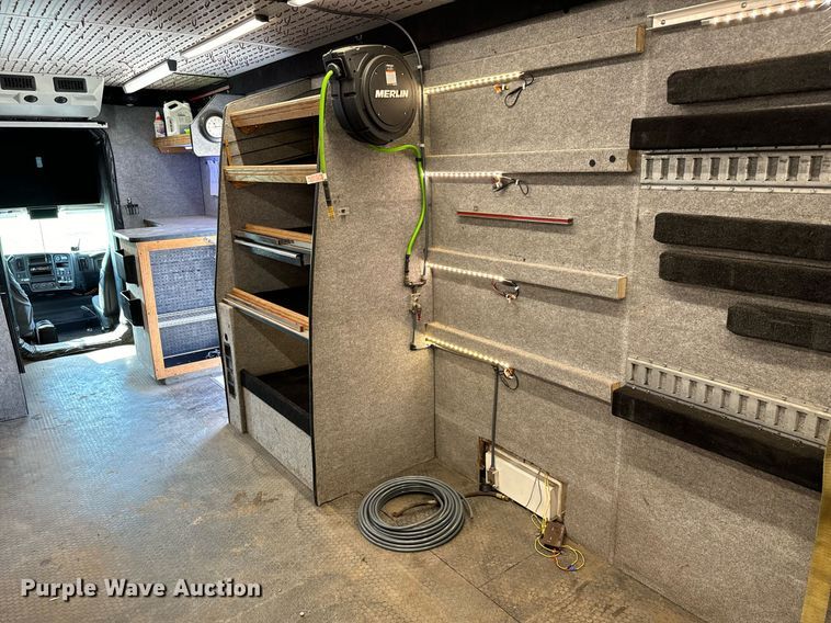 image for item MV9031 2005 GMC C5500 delivery truck