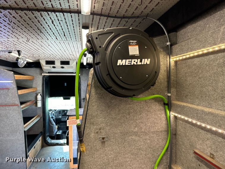 image for item MV9031 2005 GMC C5500 delivery truck