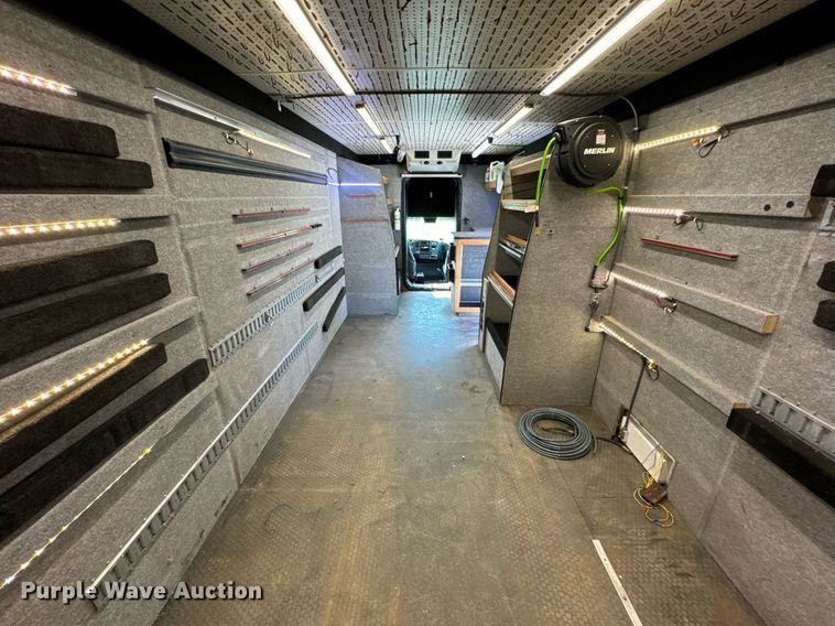 image for item MV9031 2005 GMC C5500 delivery truck