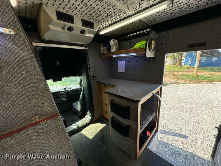 image for item MV9031 2005 GMC C5500 delivery truck