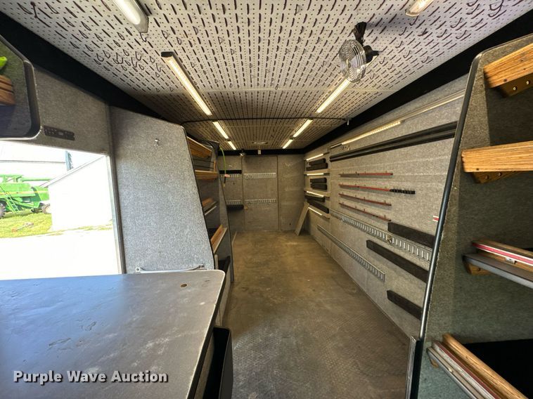 image for item MV9031 2005 GMC C5500 delivery truck