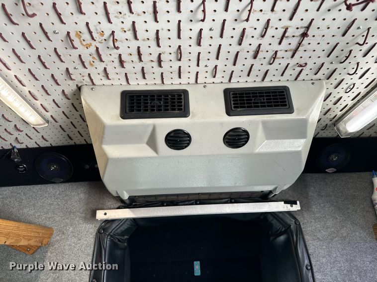 image for item MV9031 2005 GMC C5500 delivery truck