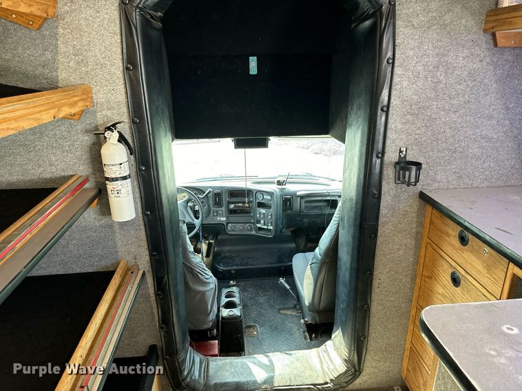 image for item MV9031 2005 GMC C5500 delivery truck