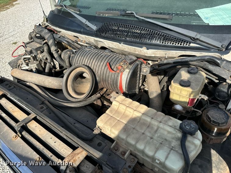 image for item MV9031 2005 GMC C5500 delivery truck