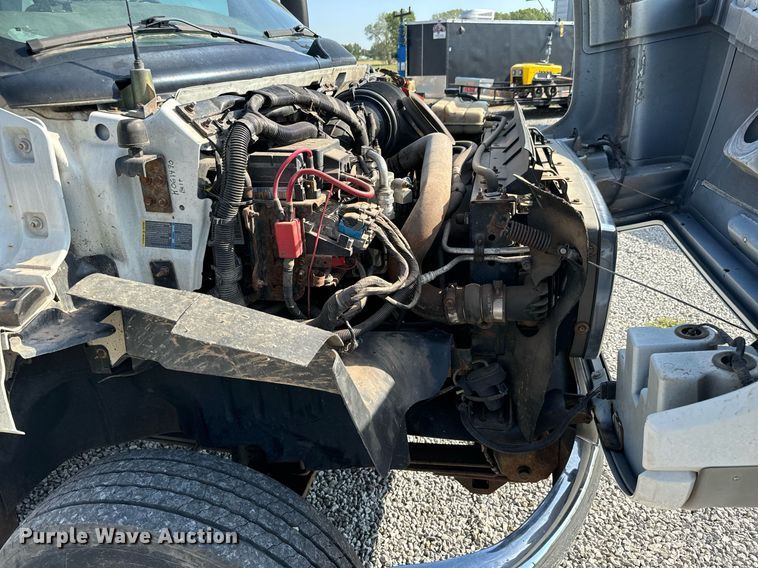 image for item MV9031 2005 GMC C5500 delivery truck