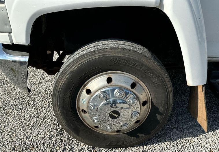 image for item MV9031 2005 GMC C5500 delivery truck