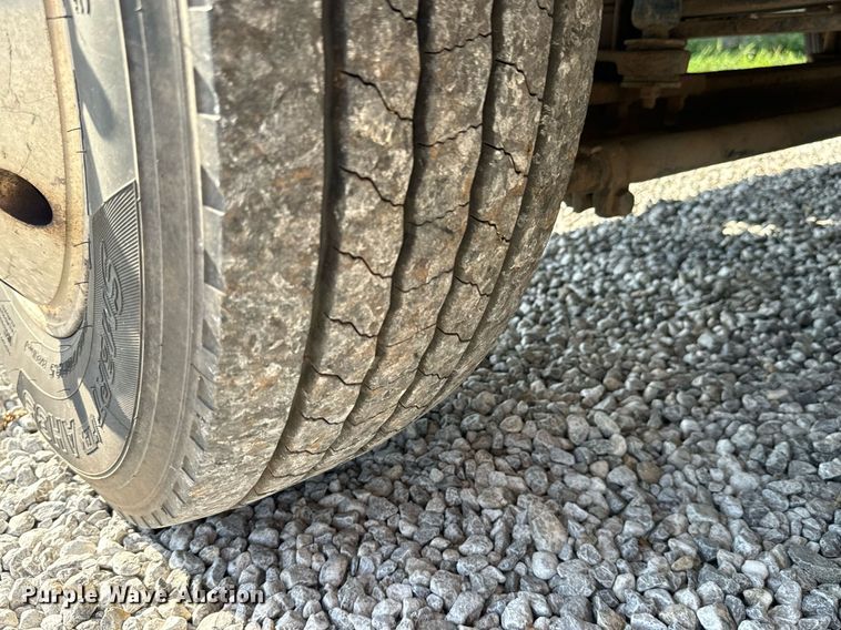 image for item MV9031 2005 GMC C5500 delivery truck