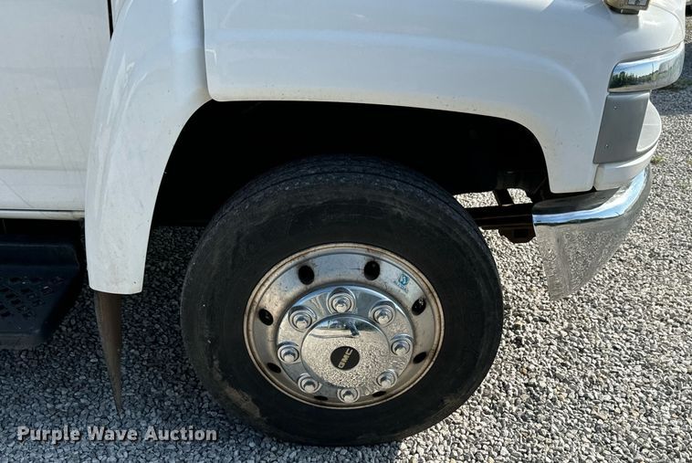 image for item MV9031 2005 GMC C5500 delivery truck