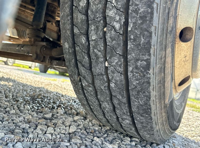 image for item MV9031 2005 GMC C5500 delivery truck