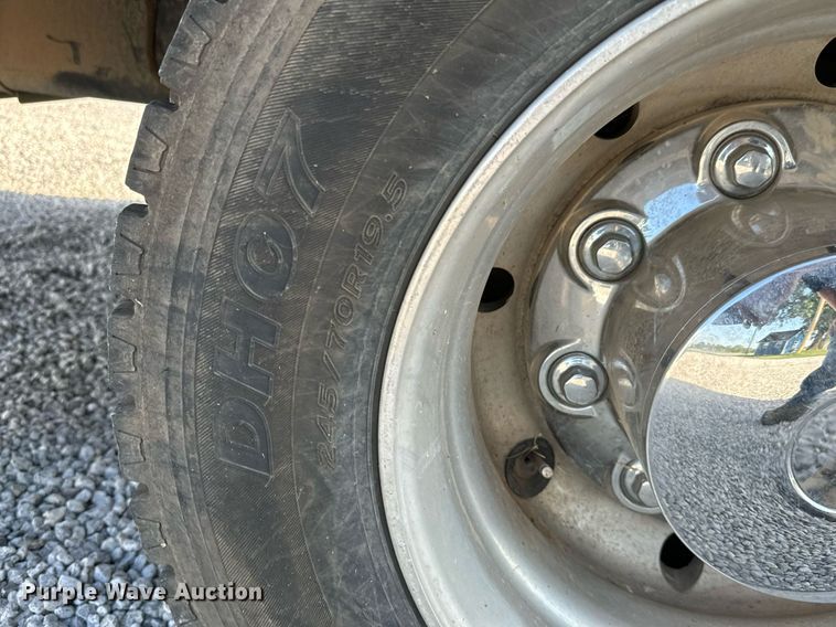 image for item MV9031 2005 GMC C5500 delivery truck