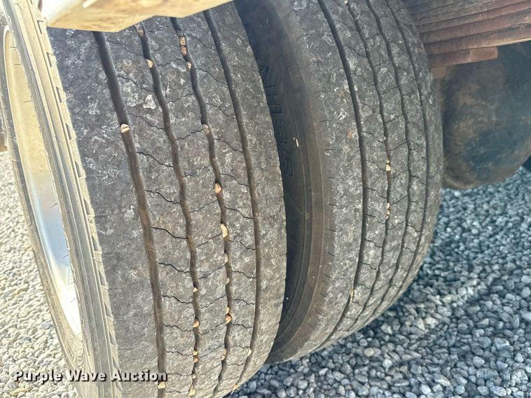 image for item MV9031 2005 GMC C5500 delivery truck