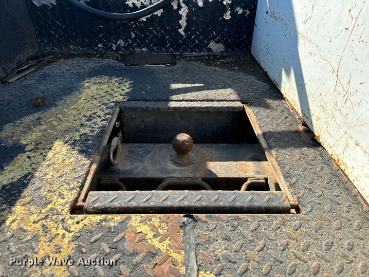 image for item MV9036 2016 Ford F550 Crew Cab flatbed truck