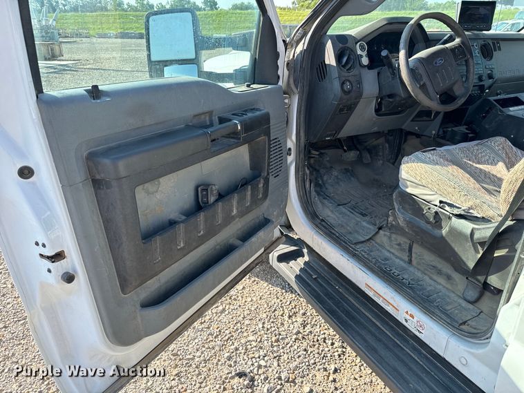 image for item MV9036 2016 Ford F550 Crew Cab flatbed truck