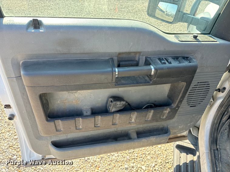 image for item MV9036 2016 Ford F550 Crew Cab flatbed truck