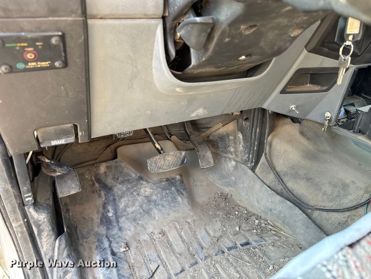 image for item MV9036 2016 Ford F550 Crew Cab flatbed truck