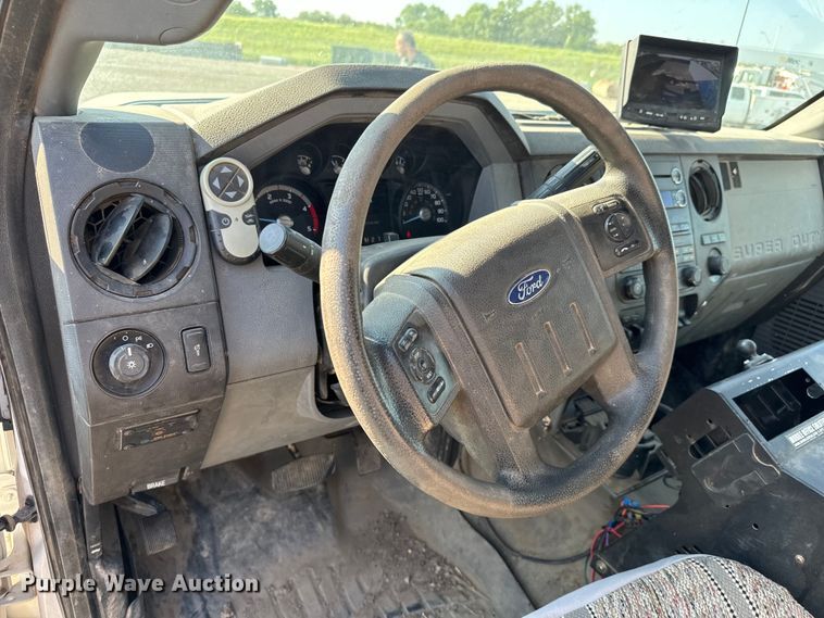 image for item MV9036 2016 Ford F550 Crew Cab flatbed truck