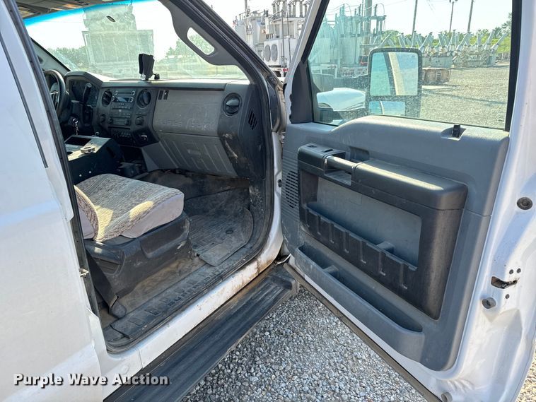 image for item MV9036 2016 Ford F550 Crew Cab flatbed truck