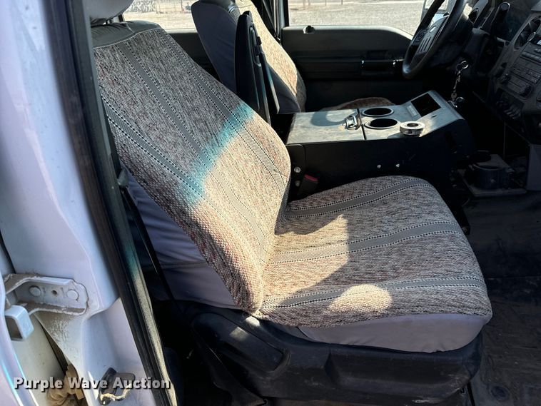 image for item MV9036 2016 Ford F550 Crew Cab flatbed truck