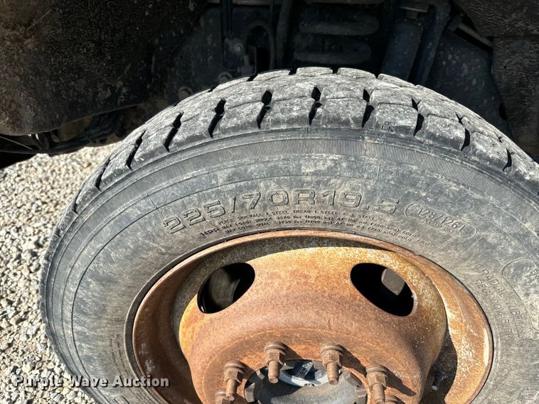 image for item MV9036 2016 Ford F550 Crew Cab flatbed truck