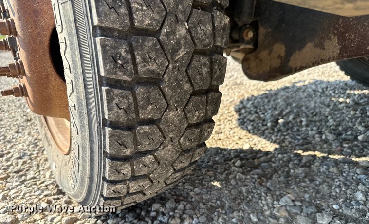 image for item MV9036 2016 Ford F550 Crew Cab flatbed truck