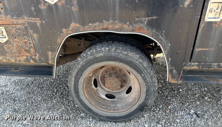 image for item MV9036 2016 Ford F550 Crew Cab flatbed truck